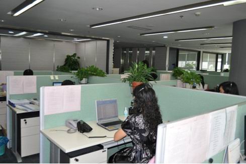 施恩奶粉客服人員在線解答消費(fèi)者疑問(wèn)